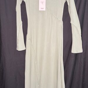 Bayse Long Sleeve Dress in Hunter Green with buttons.